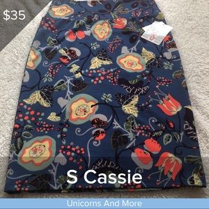 Small Lularoe Cassie skirt